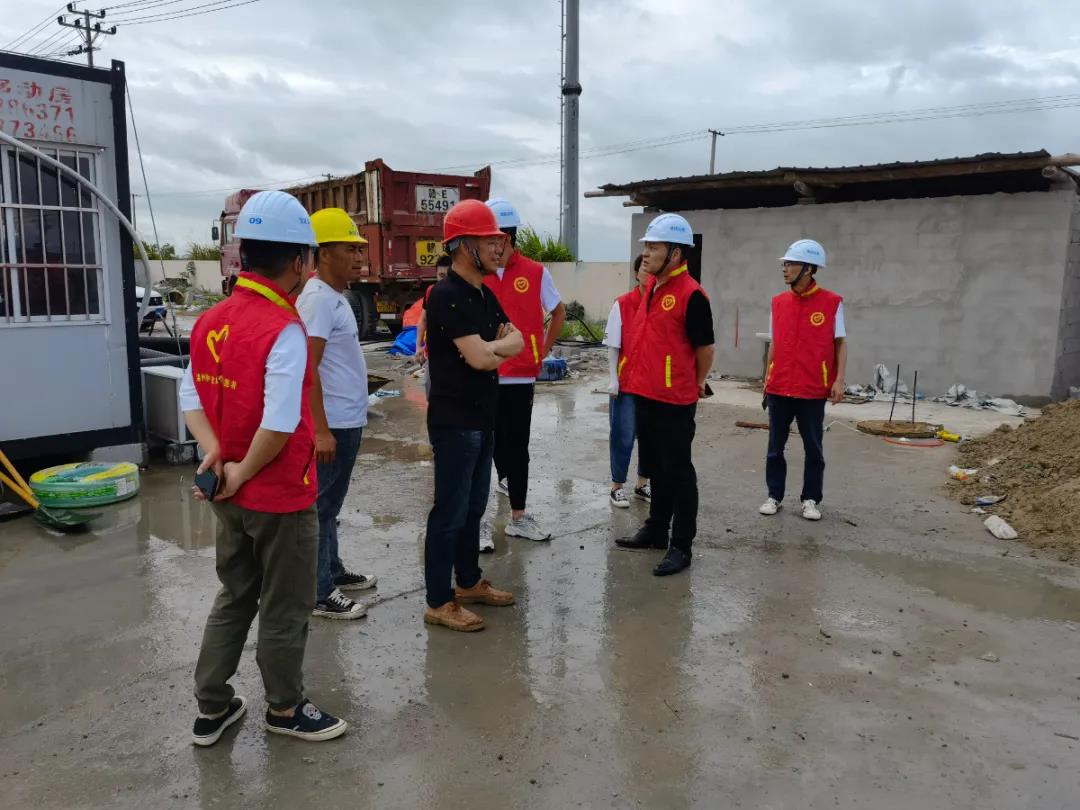 迎战台风“烟花”,党员志愿者在行动.jpg 迎战台风“烟花”,党员志愿者在行动.jpg